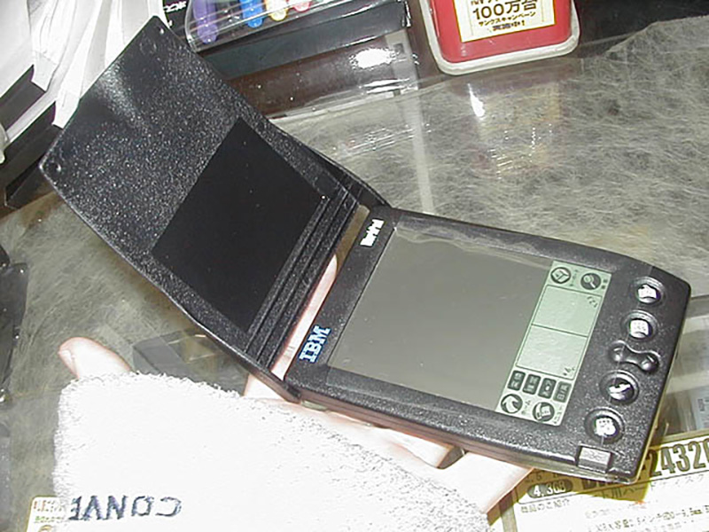 こちらは1999年2月に発売されたWorkPad。日本では発売されなかった「Palm IIIx」を日本語化したモデルです。