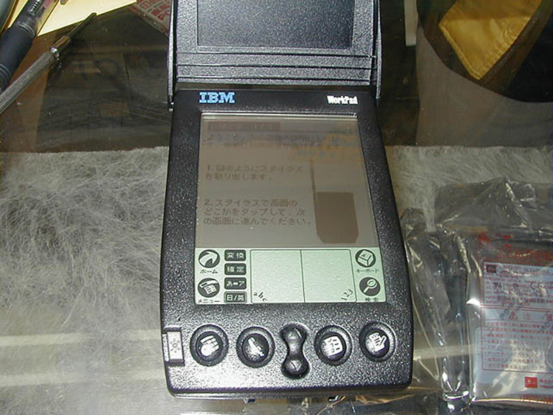 こちらは1999年2月に発売されたWorkPad。日本では発売されなかった「Palm IIIx」を日本語化したモデルです。
