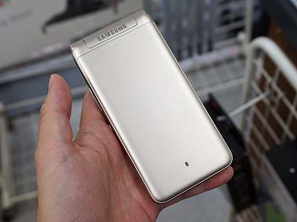テンキー搭載のガラケー風スマホ「Galaxy Folder」が直輸入、Samsung製