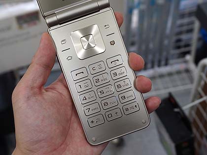 テンキー搭載のガラケー風スマホ「Galaxy Folder」が直輸入