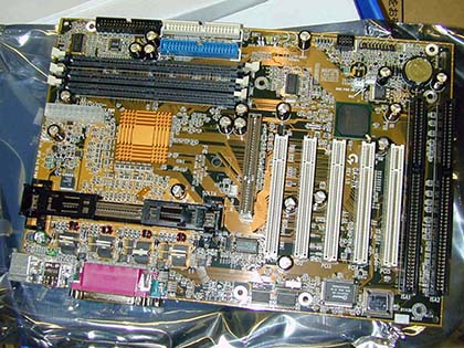 初の対応モデルは不具合で出荷停止に、Athlonを支えたSlot Aマザーたち