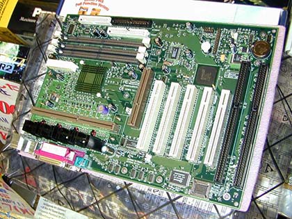 初の対応モデルは不具合で出荷停止に、Athlonを支えたSlot Aマザーたち