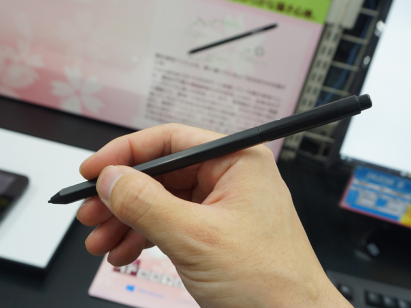 裏面の丸い突起物は製品版では無くなる