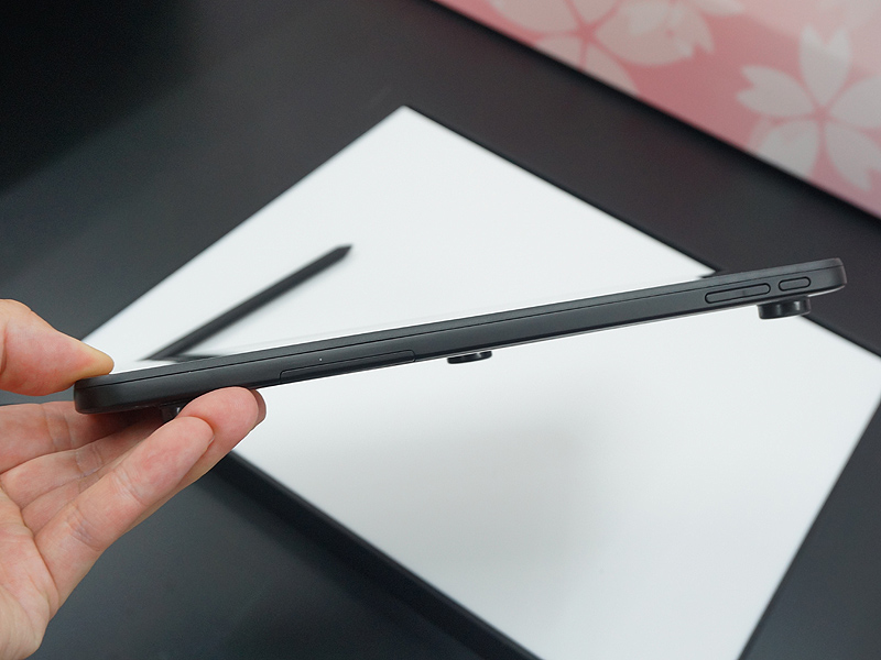 裏面の丸い突起物は製品版では無くなる