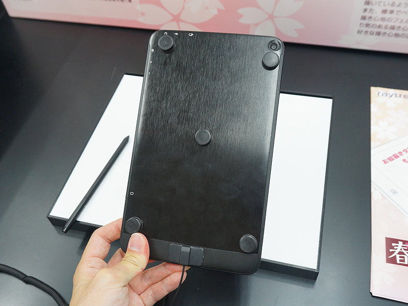 裏面の丸い突起物は製品版では無くなる