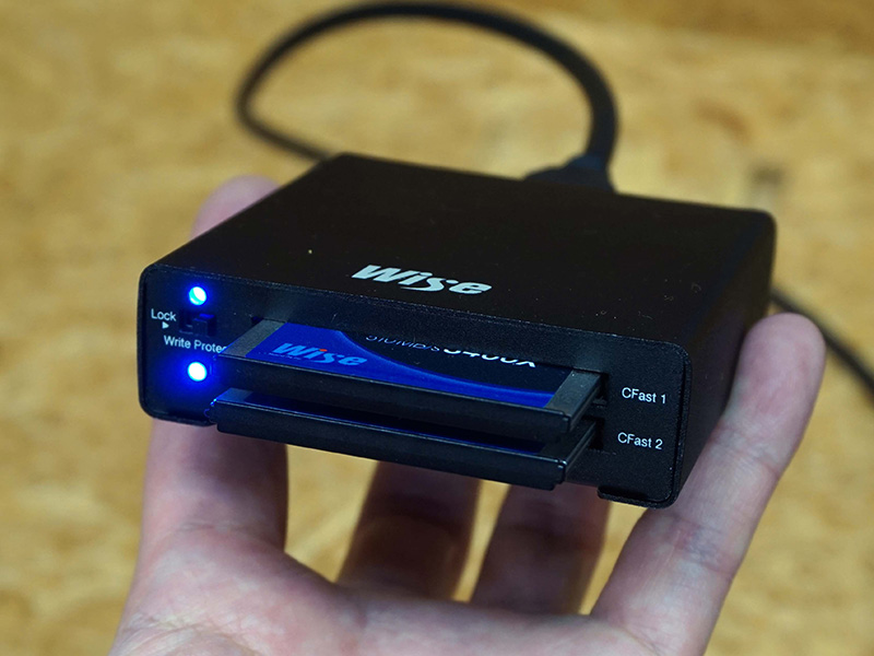 2枚のCFastカードを装着したところ