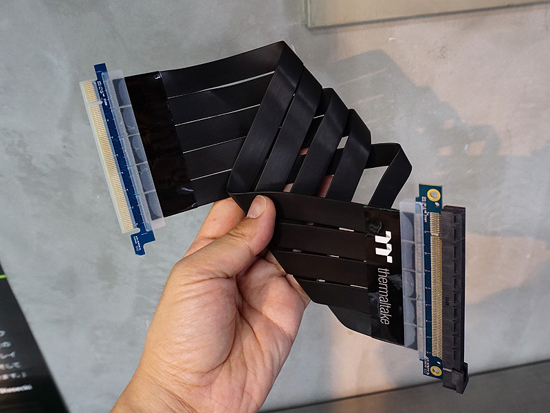 30cmモデルを折り曲げた様子