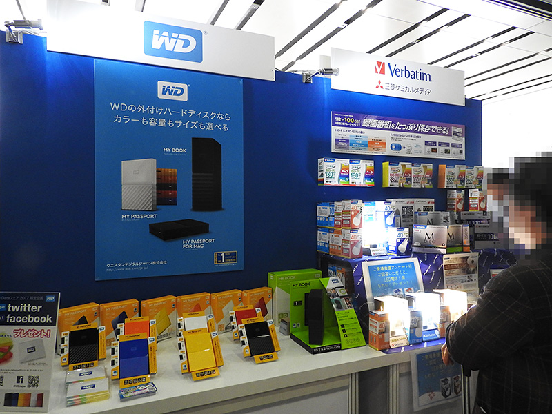 こちらは、Western Digitalや三菱ケミカルメディアの製品の展示。アンケートに答えると、三菱ケミカルメディアのLED電球がプレゼントされていた