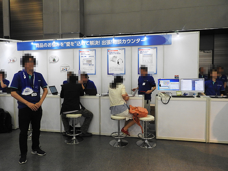 石川県のアイ・オー本社のサポート部隊による相談カウンター。同社製品ユーザーの質問や相談に回答していた