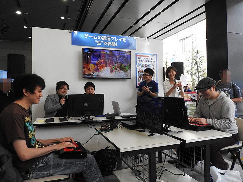 ゲーム実況体験ミニステージで、ゲーム実況の実演が行なわれていた。奥の2人が実況解説者で、左がストリートファイター全国公式大会でも実況や解説を務めた「かげっち」氏、右がプレイヤーとしても有名な「コイチ」氏