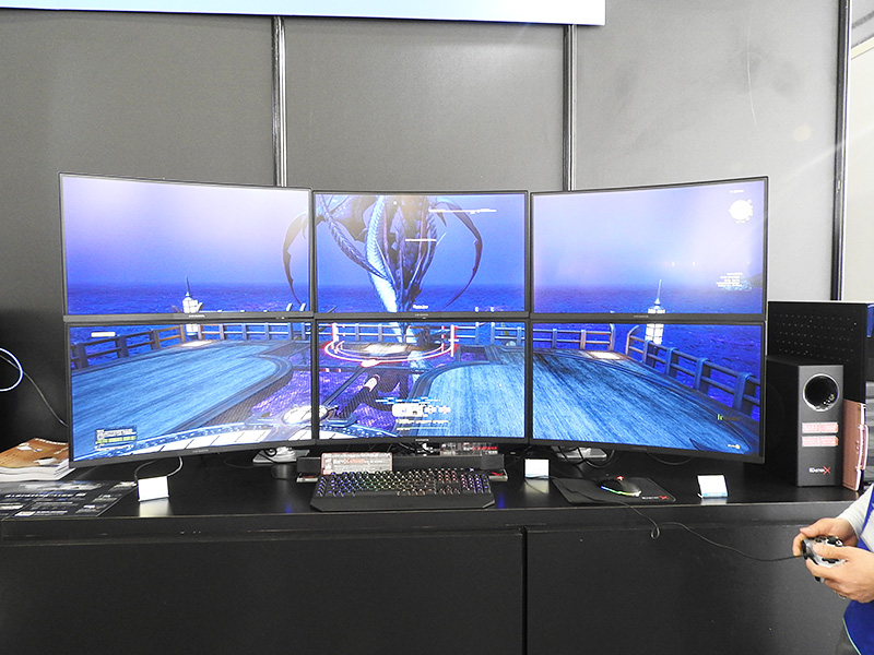 特に圧巻だったのが、湾曲パネル対応ゲーミングディスプレイ「LCD-GC271XCVB」を6台使ったファイナルファンタジーIXVのデモプレイである