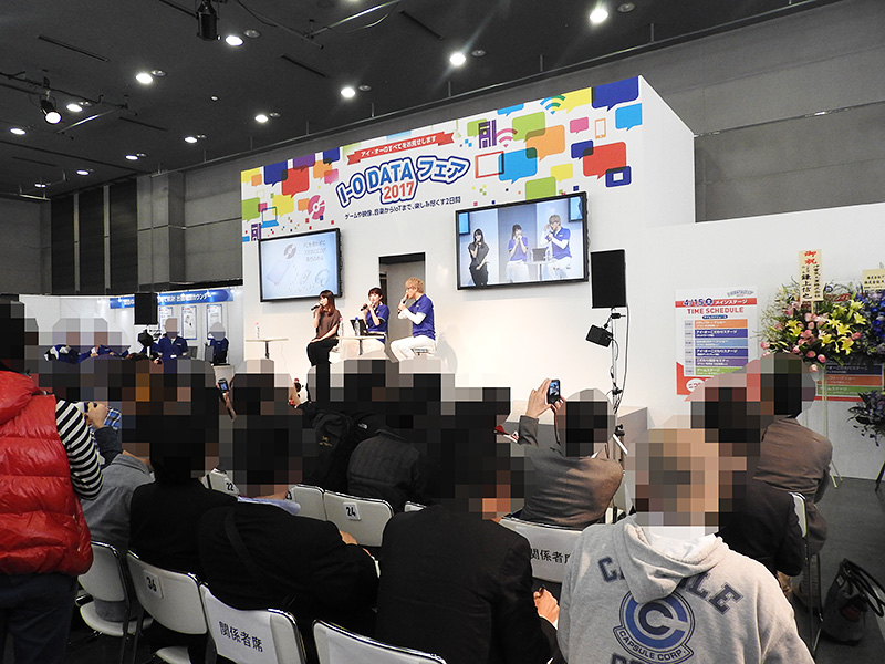 会場中央のメインステージでは、スペシャルゲストが登場するトークショーやアイ・オーの開発者がそのこだわりを語るこだわりステージなどが開催され、多くの観客を集めていた。15日の最初のステージには、人気ミュージシャンの矢井田瞳さんが登場した