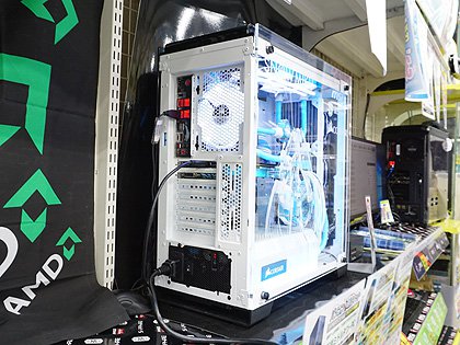 初音ミク仕様の水冷PCに“雪ミクバージョン”が登場、ツクモで展示