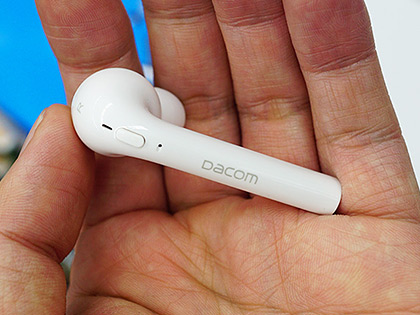 AirPodsにそっくりなBluetoothイヤホンが販売中、ケースに収納し
