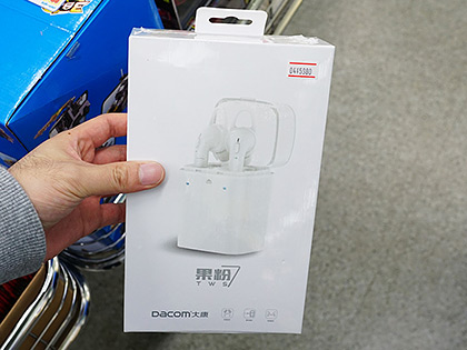 AirPodsにそっくりなBluetoothイヤホンが販売中、ケースに収納し