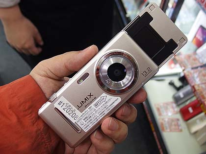 カメラ重視のガラケー「LUMIX Phone」が税込9,980円！ しかも本体は未