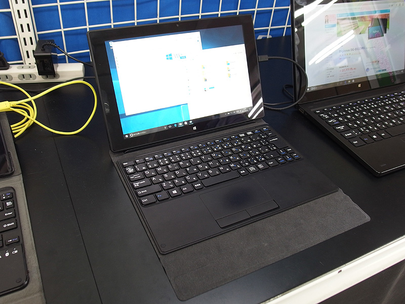 別売りの専用キーボードを装着した状態