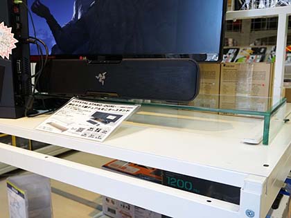 デュアルディスプレイ対応の強化ガラススタンドが販売中、耐荷重は30kg