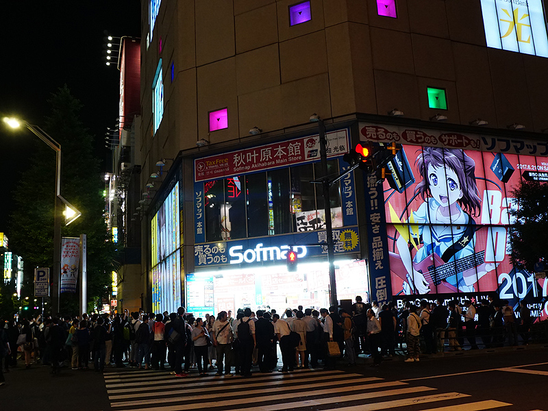 多くの人が店頭に集まる