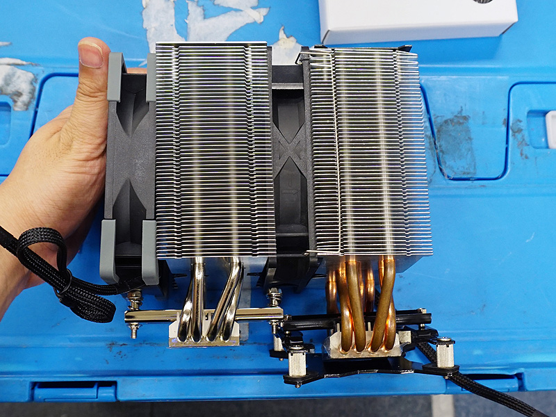 今回のモデル(写真左)と従来モデル(写真右)の比較