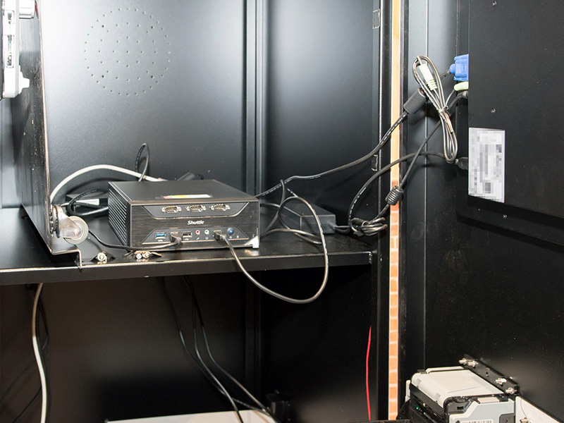 中を覗くと、そこにはShuttleのPCが搭載されている。また、業界では知られていることだが、台湾の桃園国際空港の自動販売機にShuttleのPCが搭載されている。旅行で台湾を訪れる際は要チェックだ。