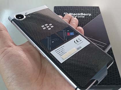 QWERTYキーボード搭載の最新BlackBerry「KEYone」が直輸入