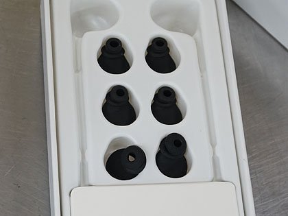上海問屋 バイノーラル録音用マイク搭載 VRイヤホン 立体音響が楽しめるiPhone専用イヤホンが上海問屋から - AKIBA