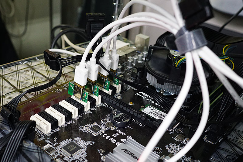 ビデオカードはライザーを使って接続されており、ライザーの品質は安定性に直結するため、選び方なども重要になるという。