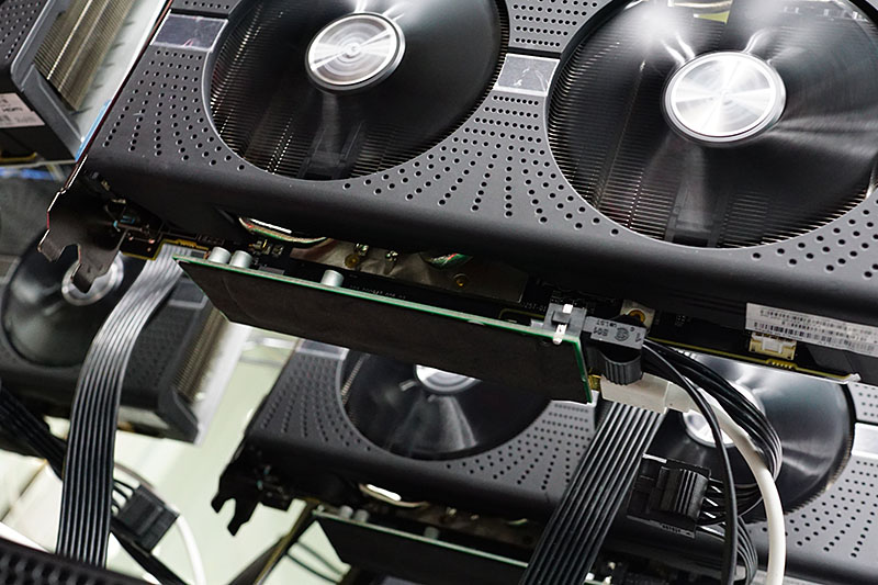 ビデオカードはライザーを使って接続されており、ライザーの品質は安定性に直結するため、選び方なども重要になるという。