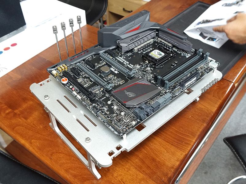 マザーボードを載せたところ（写真はシルバーモデル）
