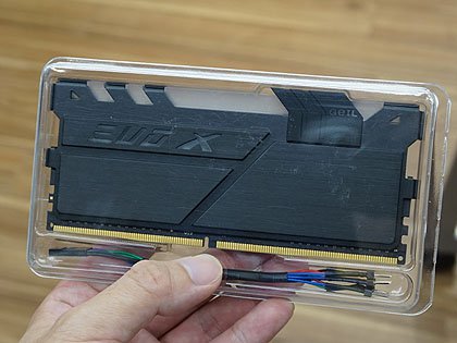 各社マザーの発光機能に対応したDDR4メモリ「EVO X」が発売、GeIL製