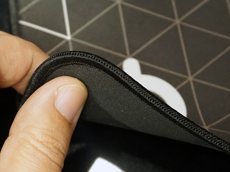 ステッチ加工された縁