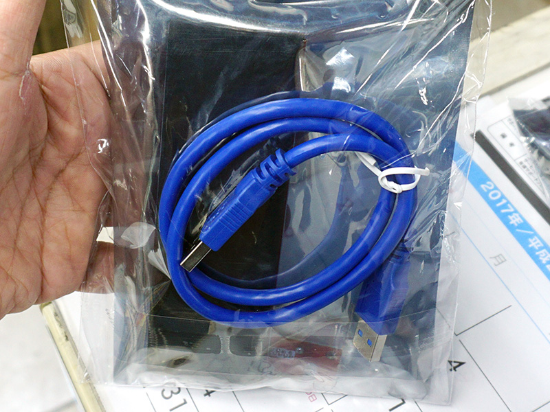 基板同士を繋ぐUSBケーブル