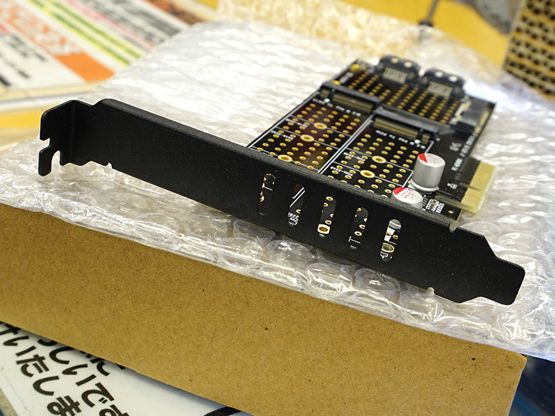 ブラケットにはスリット入り