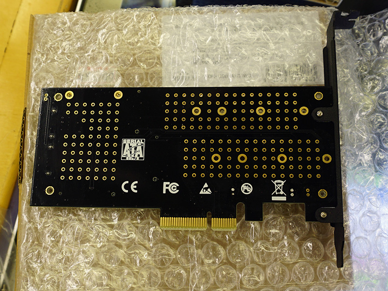 基板裏面。拡張スロットはPCIe x4