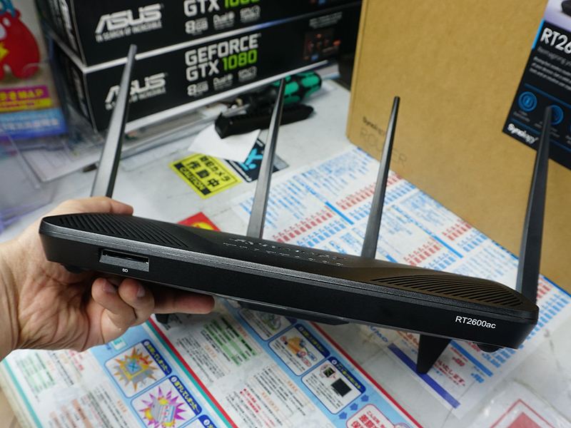 前部にSDカードスロットを搭載