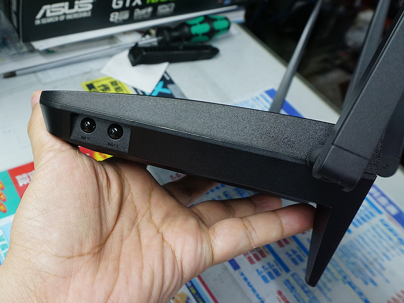 側面にWPSボタンなど