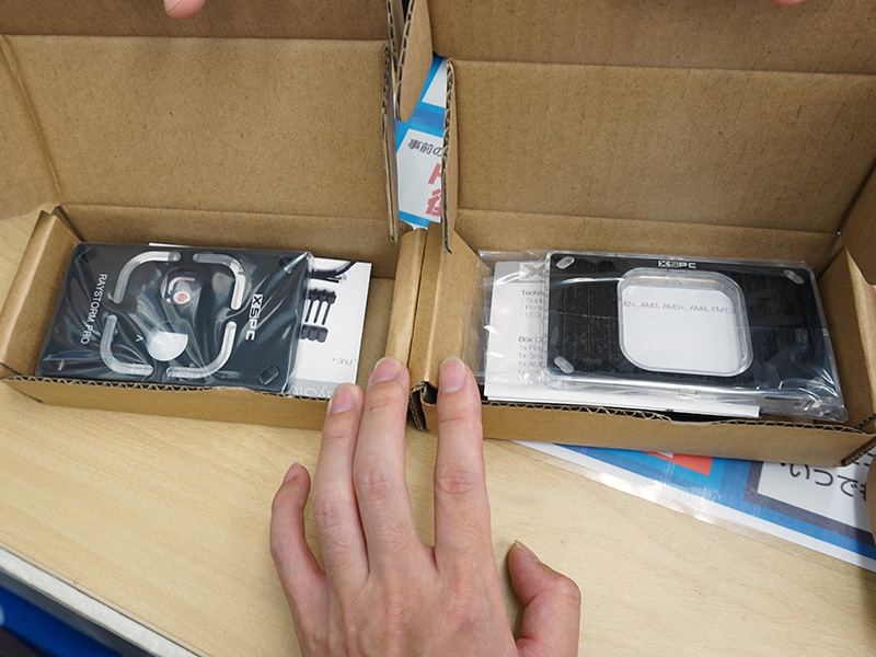 左がRayStorm Pro RGB Bracket Kit（AMD）、右がRayStorm RGB Bracket Kit（AMD）