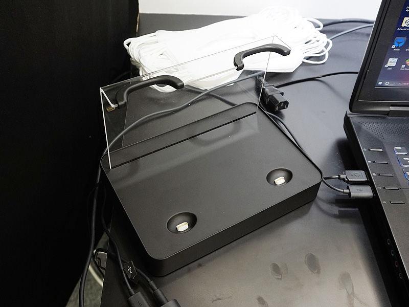 HTC VIVEのワイヤレスコントーラーを充電できるスタンド