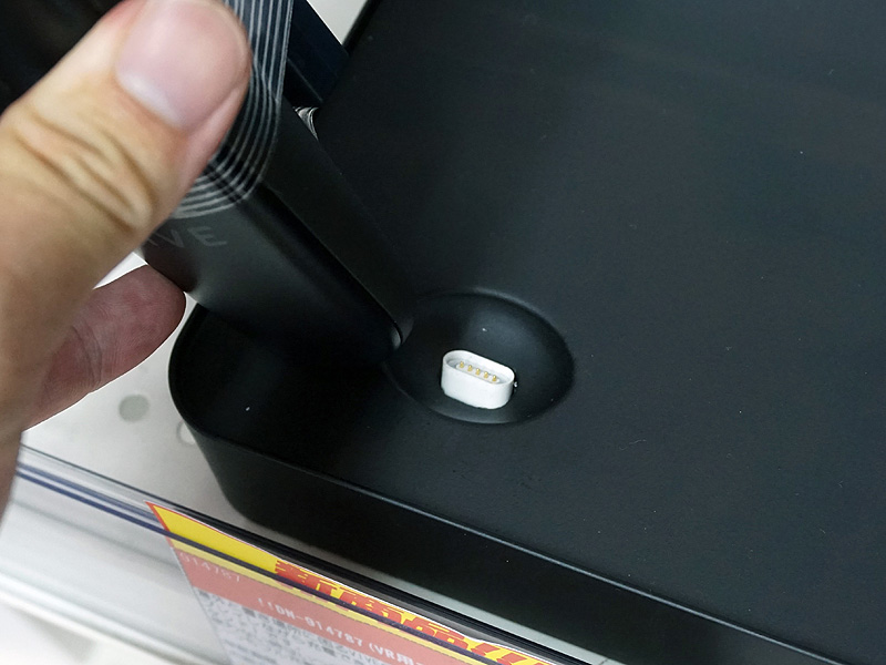 台座部分に受け口となるコネクタが用意されている