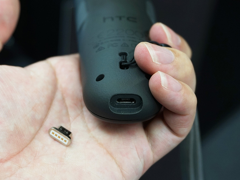 マグネット式Micro USBアダプタは超小型