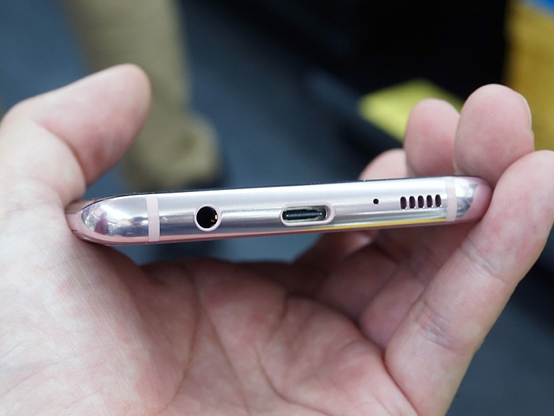充電端子はUSB Type-C