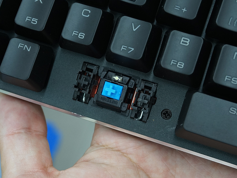 メカニカルキースイッチを採用