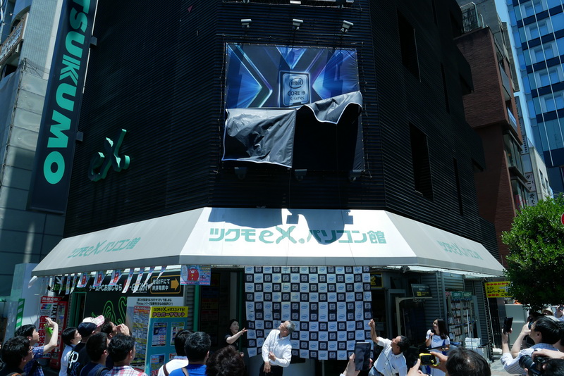 イベント開催に先だち、TSUKUMO eX.店頭でCore X看板の除幕式を開催
