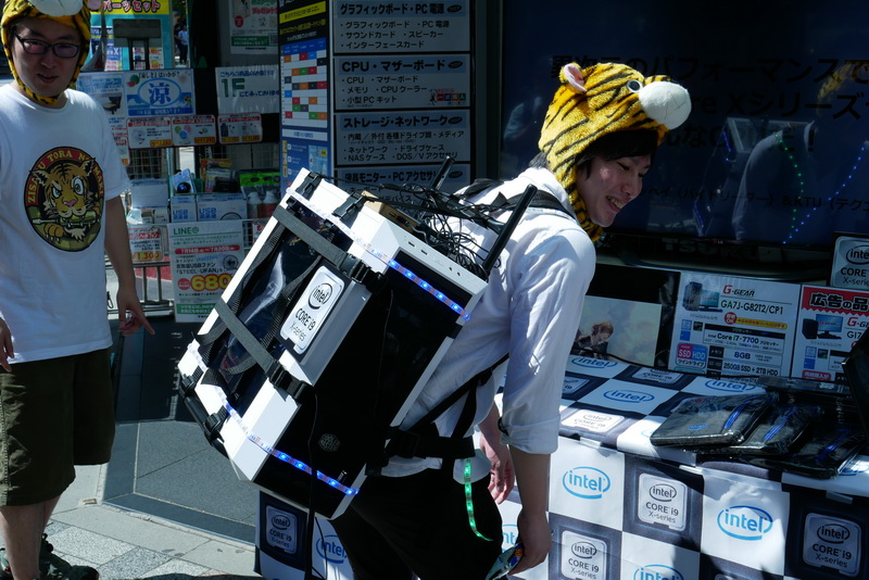 ジサトラショータ氏がCore i9-7900X搭載PCを背負い、ショップを巡った