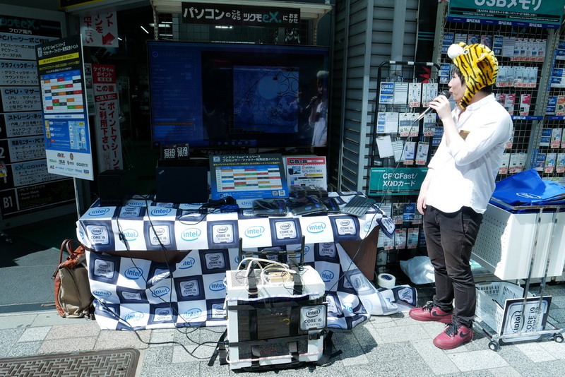 実機でベンチマークテストを実行し、Core i9-7900Xの性能をアピール