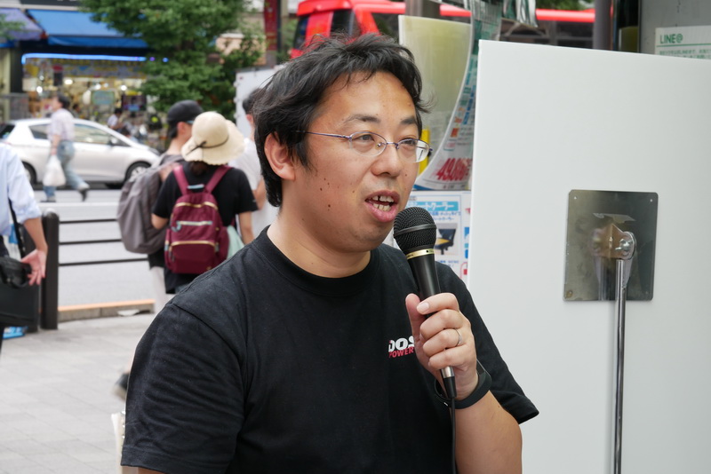 ライターの芹沢正芳氏は、Core i9-7900X搭載PCを利用してベンチマークテストのデモを行った