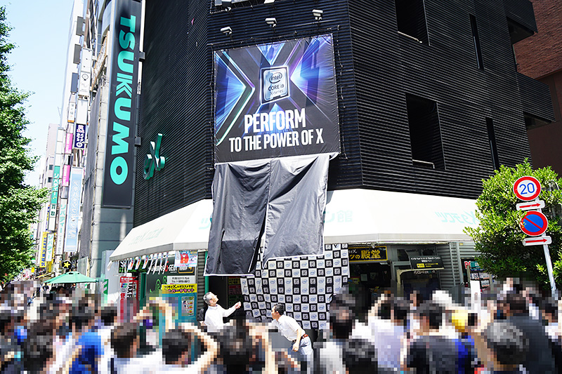 除幕時は多くの人で賑わった