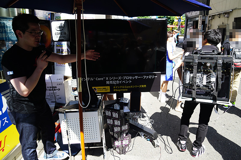 なんとASUSはスタッフが背負ったPCでプレゼンを実施、当然X299で構築
