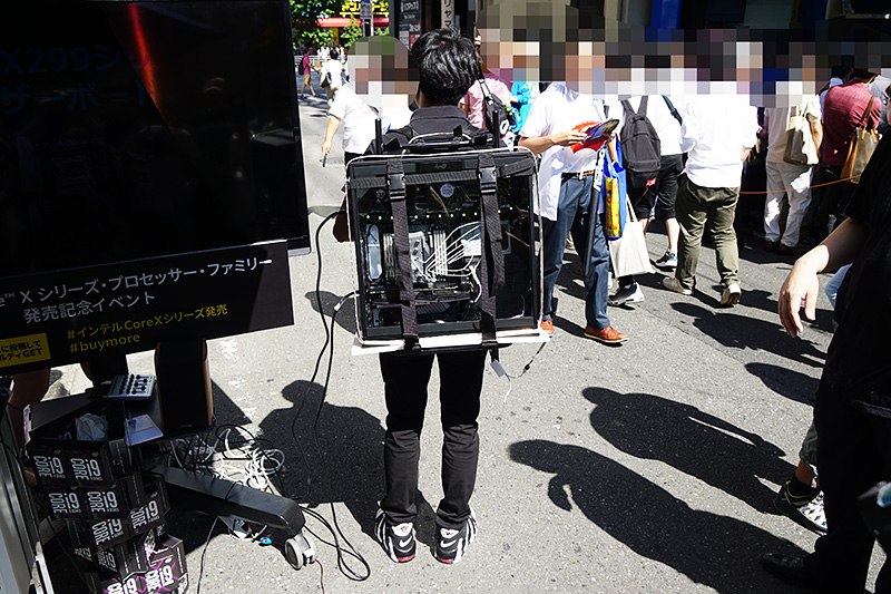 デモ用のPCが持ってこられたのかと思いきや、ケーブルを繋げそのままプレゼン開始